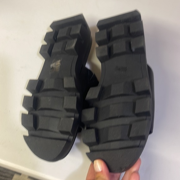 UO Brand New Never Worn Size 6 Leather Slides Black - Picture 3 of 3